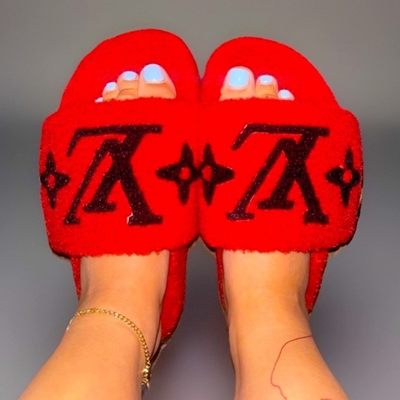 Louis Vuitton Red and Black Plush Slippers QR code size 7 - Picture 1 of 3
